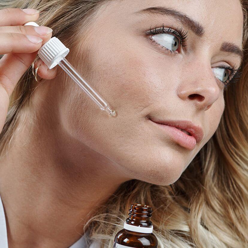 Sada posilujících kosmetických přípravků s kyselinou hyaluronovou pro zářivou a hladkou pleť - 3 produkty pro zářivý vzhled a minimalizaci vrásek