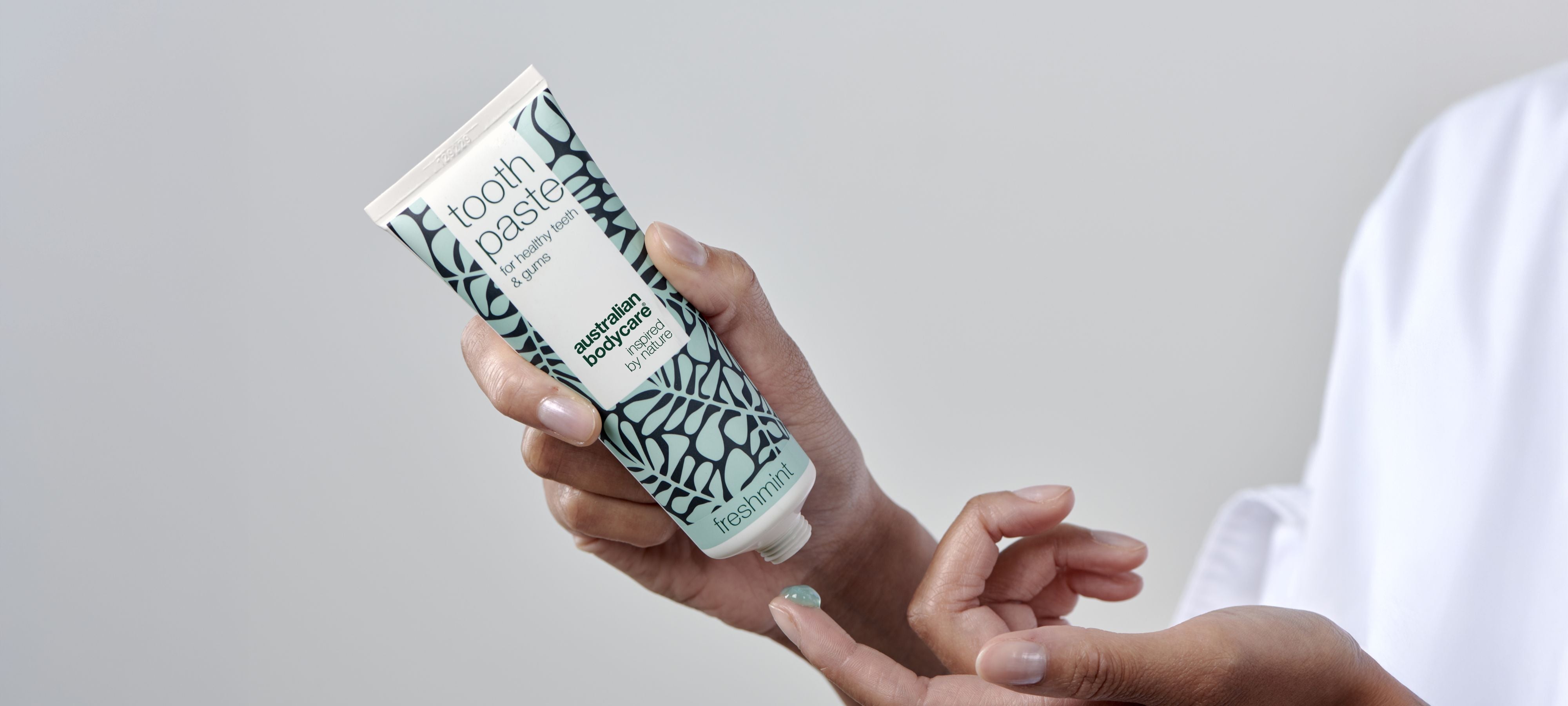 Kolekce péče o ústa s Tea Tree Oil pro každodenní péči o zuby, jazyk a dásně.