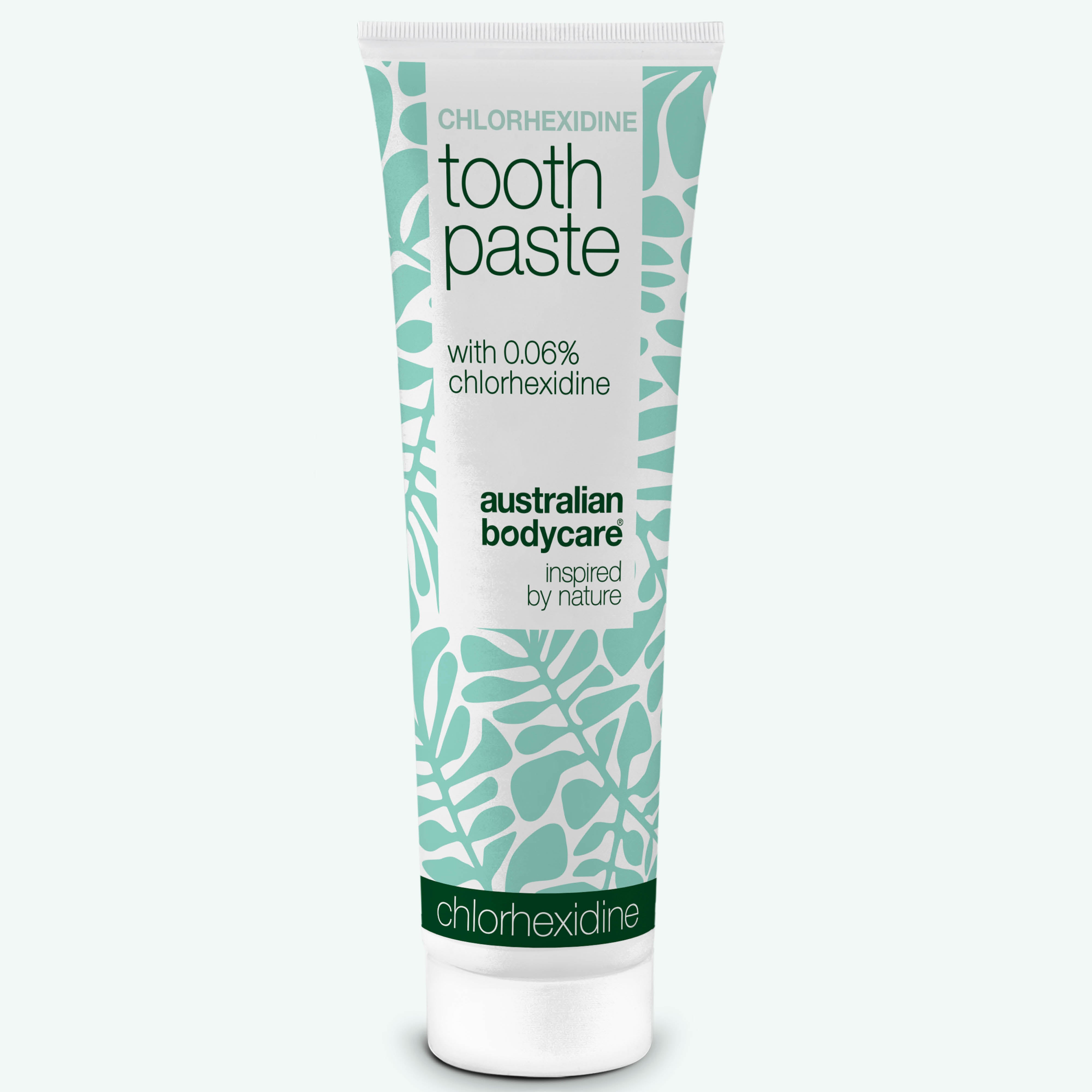 Bílo-mátově zelená tuba zubní pasty Australian Bodycare Chlorhexidine s 0,06 % chlorhexidinu na bílém pozadí.