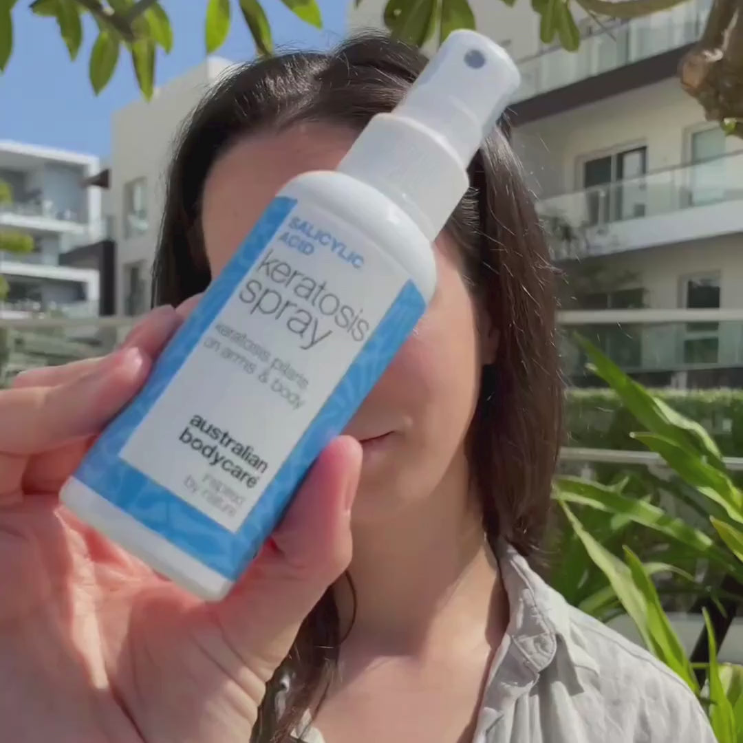 Sprej na keratosis pilaris a hrubou pokožku s pupínky — Keratosis pilaris sprej zmírňuje hrbolky a drsnou kůži. Obsahuje kyselinu salicylovou pro jemné čištění a vyhlazení.