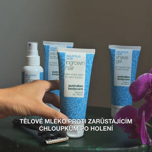 Video: sprej After Shave, Pre-shave Scrub, lotion Ingrown Hair a Shave Gel na stole vedle holicího strojku a orchideje, s textem »tělové mléko proti zarůstajícím chloupkům po holení«. Lotion po holení s kyselinou salicylovou od Australian Bodycare.