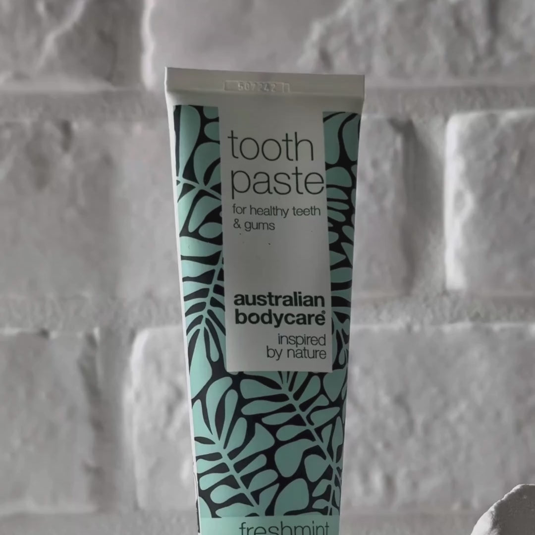 Video ukazující zubní pastu Australian Bodycare s Tea Tree Oil a její světle modrou pastovou texturu.