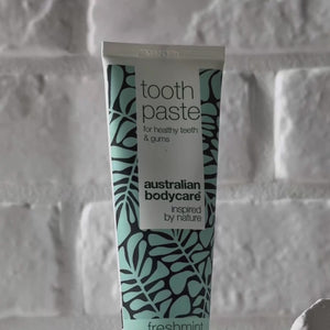 Video ukazující zubní pastu Australian Bodycare s Tea Tree Oil a její světle modrou pastovou texturu.
