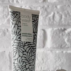 Video ukazující Australian Bodycare Body Wash a jeho lehkou, pěnivou texturu.
