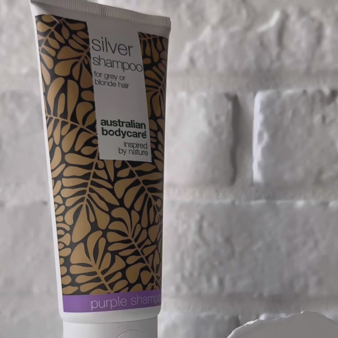 Video ukazující Australian Bodycare Silver Shampoo a jeho fialovou texturu.