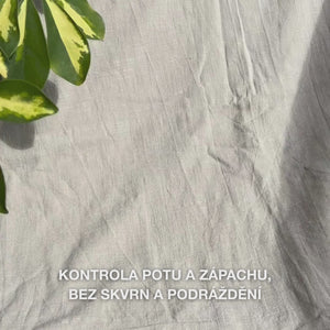 Detail ruky nanášející průhledný gelovitý deodorant ve formě roll-onu na čistou pokožku pod paží: hladká, rychleschnoucí textura se jemně roztírá, tvoří antiperspirantní bariéru, zklidňuje, hydratuje a zanechává pokožku svěží a bez zbytků.