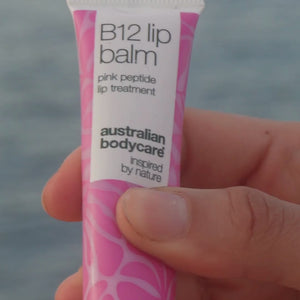 Video modelky, která nanáší náš balzám na rty s vitamínem B12, ukazuje jeho jemnou texturu a jak zanechává rty hebké a hydratované.