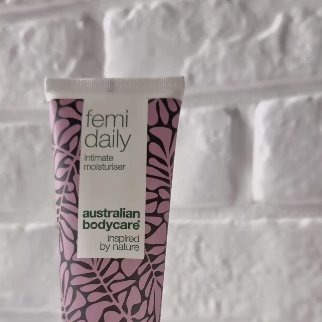 Video ukazující Australian Bodycare Femi Daily Intim Gel a jeho lehkou, zklidňující texturu.