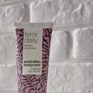 Video ukazující Australian Bodycare Femi Daily Intim Gel a jeho lehkou, zklidňující texturu.