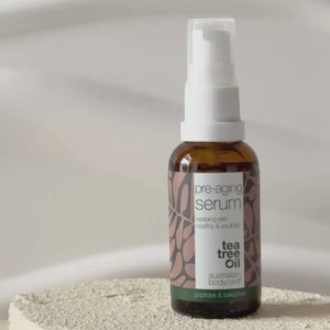 Pre-aging Serum – Předchází vráskám a jemným linkám — Pre-aging Serum bojuje proti stárnutí s Peptidy, Kofeinem a Kyselinou hyaluronovou. Vyhlazuje linky, hydratuje a zpevňuje pleť.