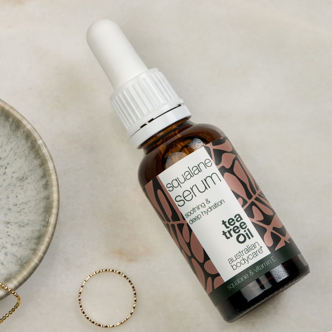 Hydratační pleťové sérum se skvalanem & vitamínem E — Skvalan & vitamín E poskytují hlubokou hydrataci suché pleti. Lehká, nemastná textura, která se rychle vstřebává a vyživuje pleť.